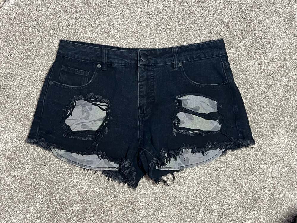 Cotton On The Frayed Mid Rise Distressed Denim Shorts with Camo Pockets